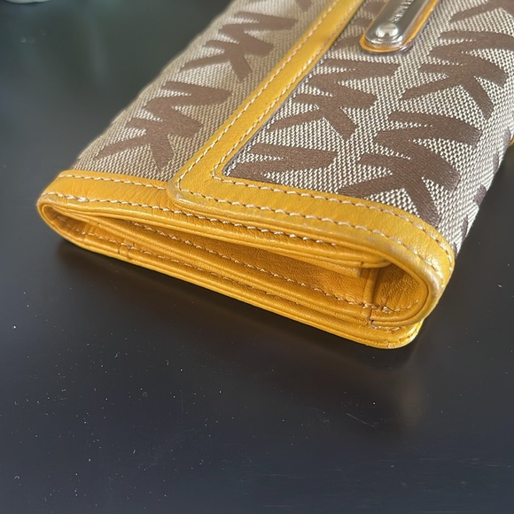Micheal Kors Signature Wallet - Picture 7 of 9